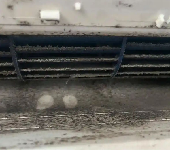 殷都空调吹的风有股烧焦味是怎么回事